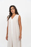 Robe longue sans manches couleur beige avec une rayure blanche au centre.
