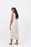 Robe longue sans manches couleur beige avec une rayure blanche au centre.