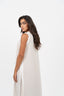 Robe longue sans manches couleur beige avec une rayure blanche au centre.
