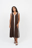 Robe longue sans manches couleur beige avec une rayure blanche au centre.