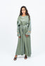 Abaya vert olive avec cape, manches ornées d'incrustations dorées et nœud à la taille.