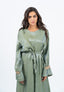 Abaya vert olive avec cape, manches ornées d'incrustations dorées et nœud à la taille.