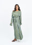 Abaya vert olive avec cape, manches ornées d'incrustations dorées et nœud à la taille.