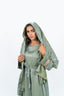 Abaya vert olive avec cape, manches ornées d'incrustations dorées et nœud à la taille.