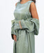 Abaya vert olive avec cape, manches ornées d'incrustations dorées et nœud à la taille.