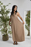 Robe longue de couleur beige.