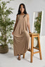 Robe longue de couleur beige.