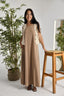 Robe longue de couleur beige.