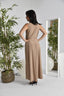 Robe longue de couleur beige.