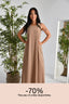 Robe longue de couleur beige.