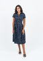 Robe bleu marine à pois blanche avec nœud à la taille.