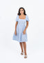 Robe bleu clair à carreaux blancs.