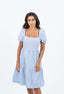 Robe bleu clair à carreaux blancs.