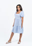 Robe bleu clair à carreaux blancs.