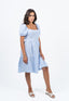 Robe bleu clair à carreaux blancs.