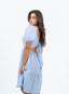 Robe bleu clair à carreaux blancs.