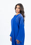 Abaya bleu électrique avec incrustations aux épaules.