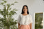 Blouse en lin avec finitions tressées.