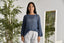 Pull ajouré à motif losange bleu.