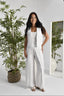 Gilet brodé en blanc.
